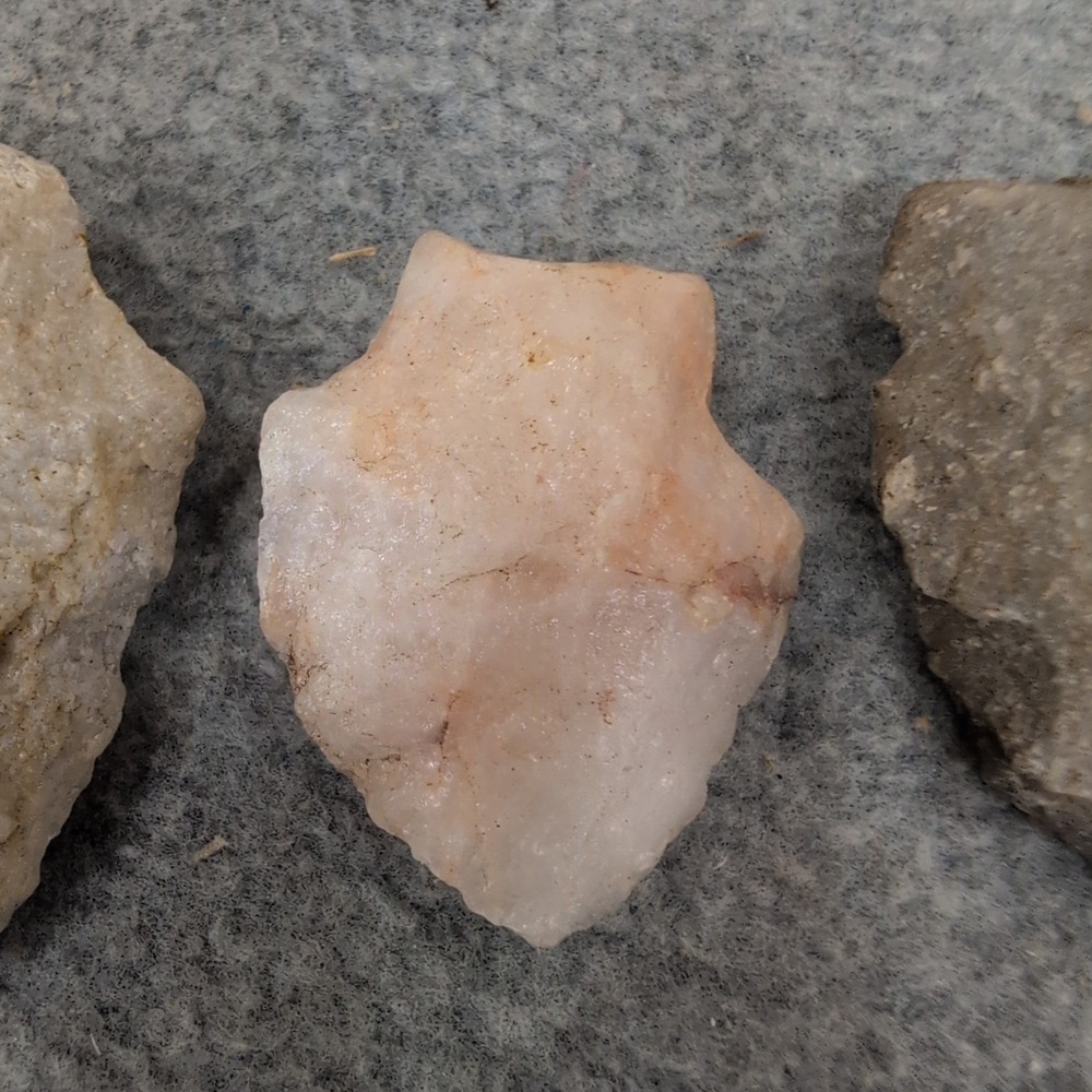 Set of 3 Quartz‎ and Stone Projectile Points Arrowheads Tan Pink Grey VG - Picture 7 of 8